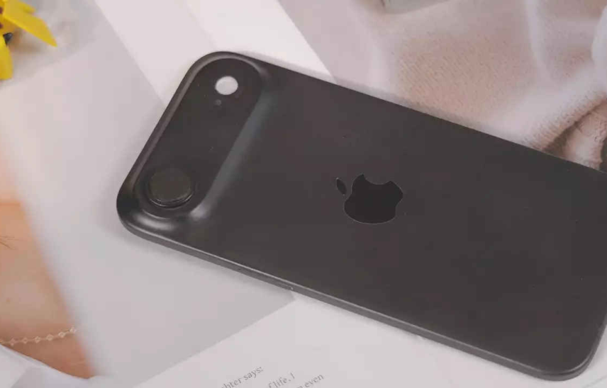 Apple Might Reintroduce Battery Case for iPhone 17 Air: Here’s Why