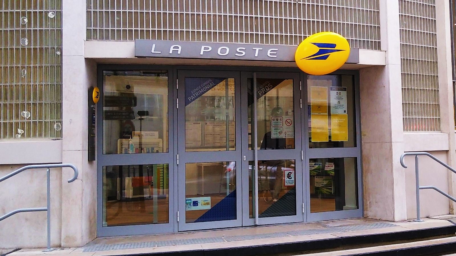 Cyberattack Disrupts Postal and Banking Services in France 7 France La Poste